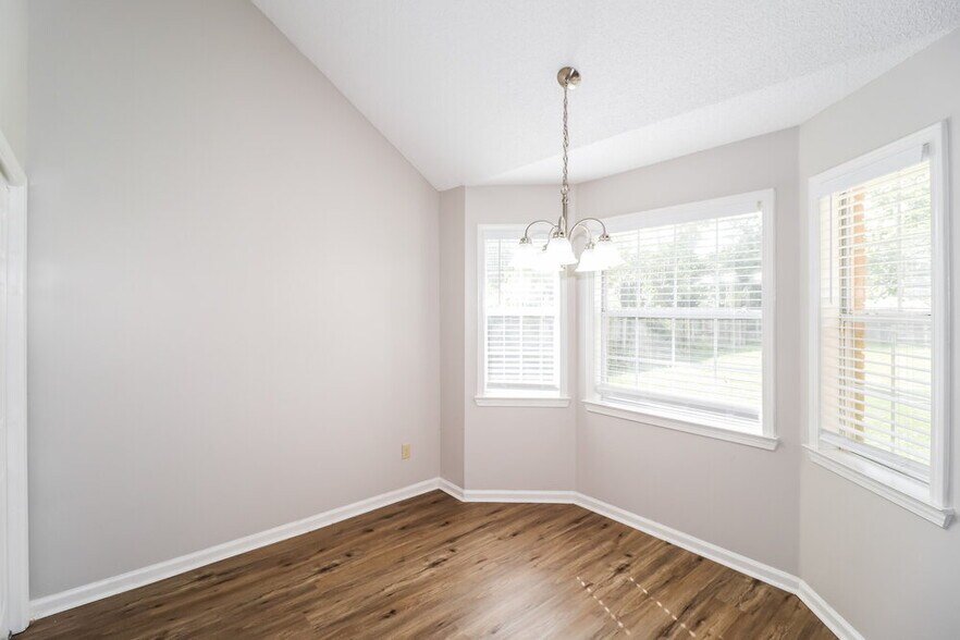 Building Photo - 6752 Oakmoor Cir S