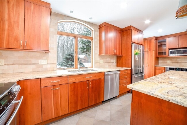 Building Photo - 160 Floral St