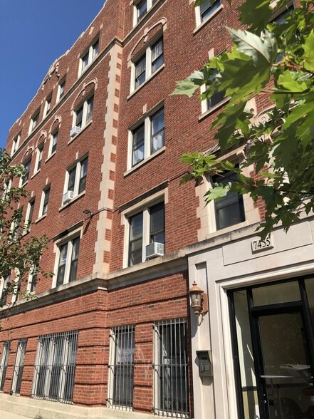 Building Photo - 7445 N Greenview Ave