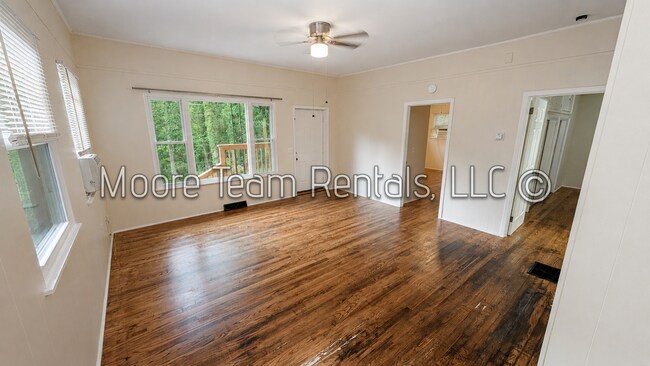 Building Photo - 536 Fairway Dr