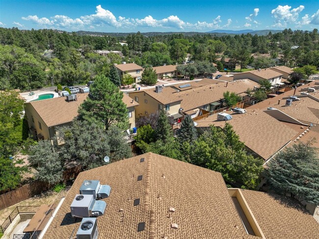 Building Photo - Townhome between Downtown and Thumb Butte!