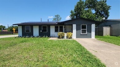 Building Photo - 3927 Emerald Dr