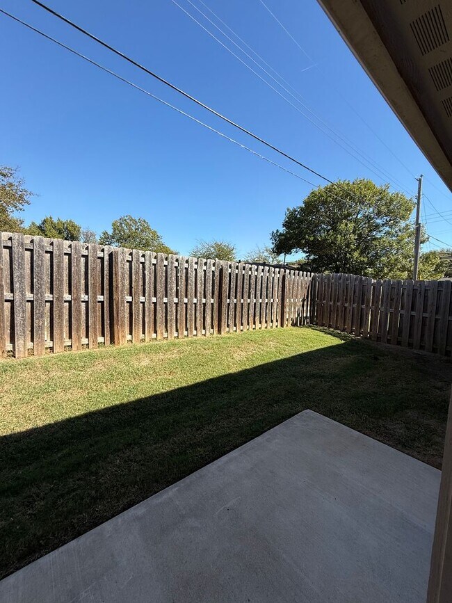 Building Photo - 1208 Country Club Rd