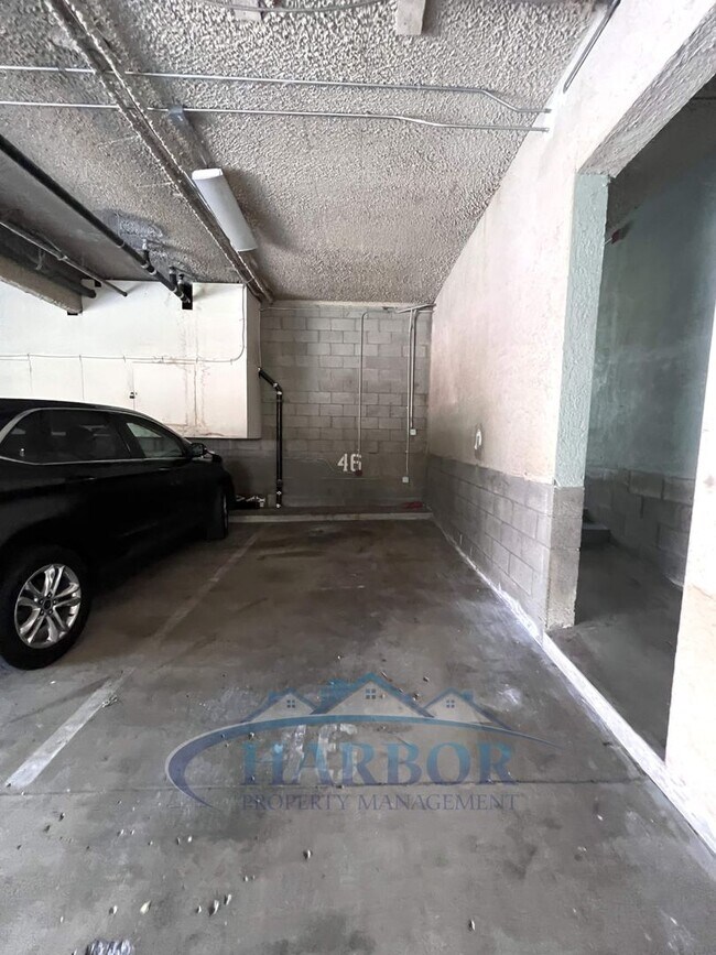 Building Photo - Spacious 2 Bedroom 1 Bathroom Upstairs Condo