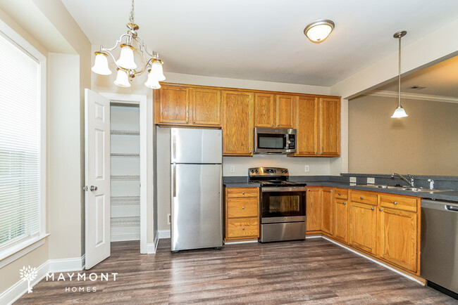 Building Photo - 3-Bedroom Charming Townhome
