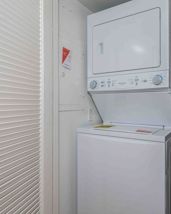 Building Photo - $500 Move-In Special! SPACIOUS 2 Bed Townh...