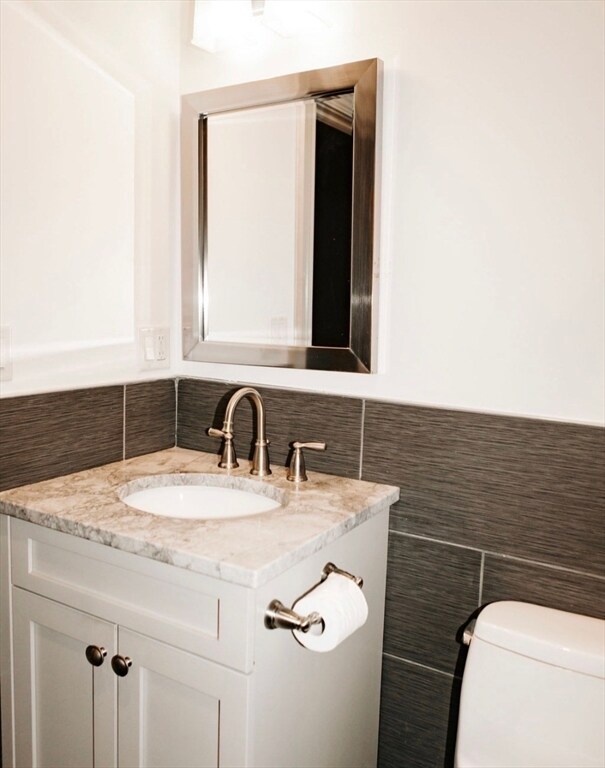 Building Photo - 643 E 5th St