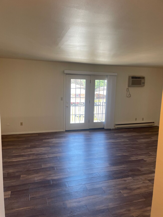 Building Photo - Large 2 bedroom 1 bath with balcony and ga...