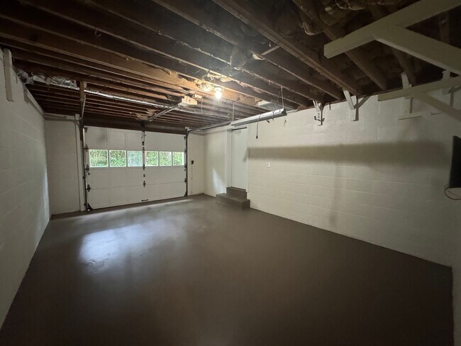 Building Photo - Renovated 4/3 House in North Hills- $1,995