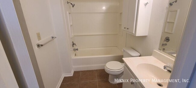 Building Photo - 711 S Austin Ave