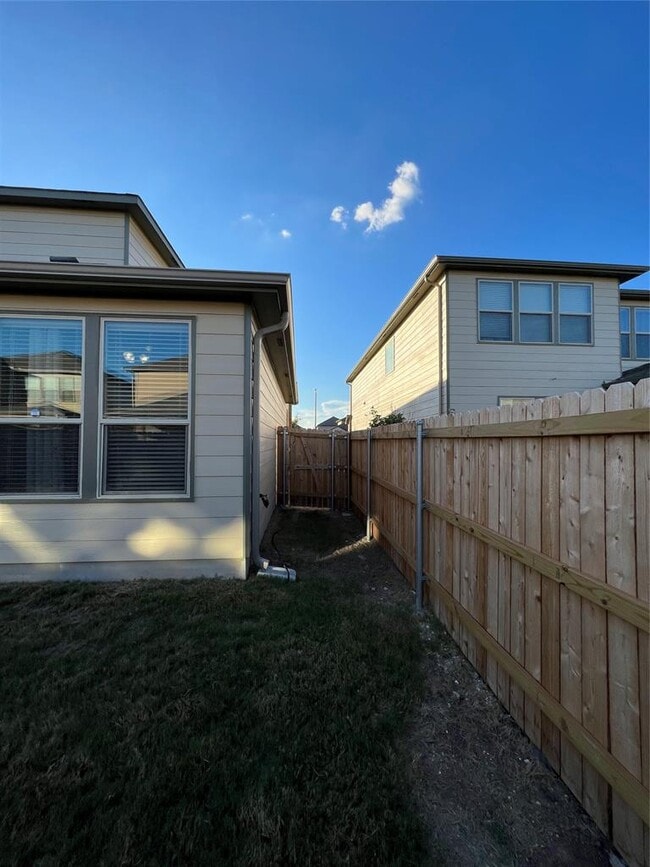 Building Photo - 16017 Hawthorne Heights Trail