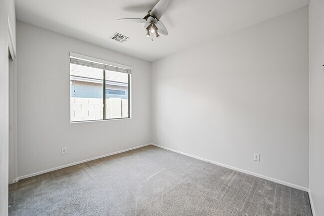 Building Photo - 3 bedroom 2 bath Home