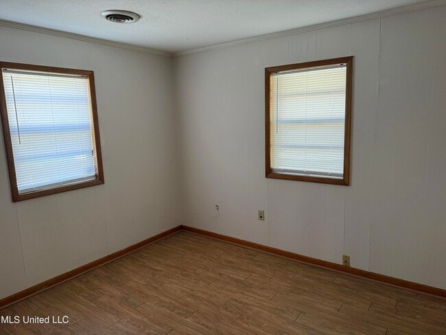 Building Photo - 2214 Pine Ave