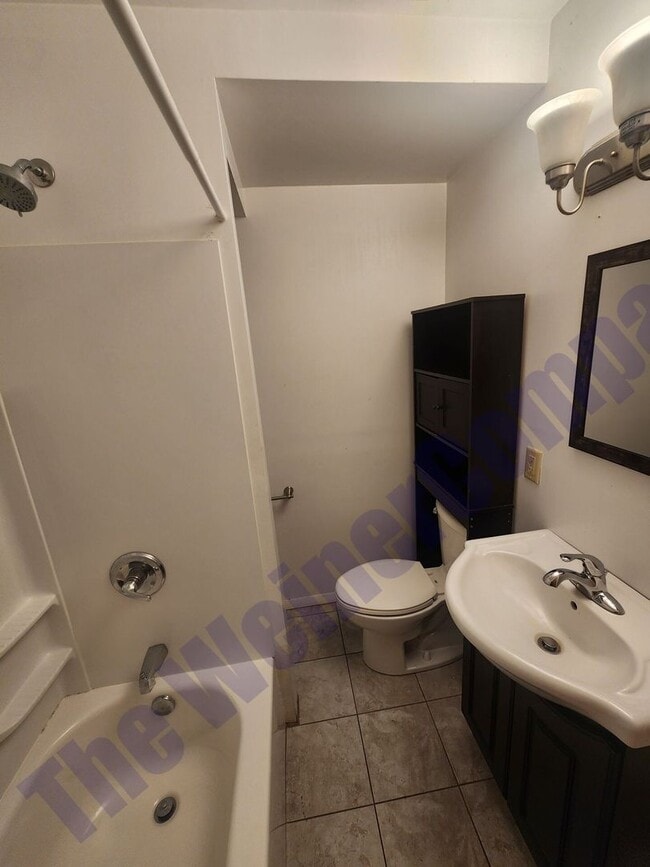 Building Photo - 4 Bedroom 2 bath House Available August 1st!