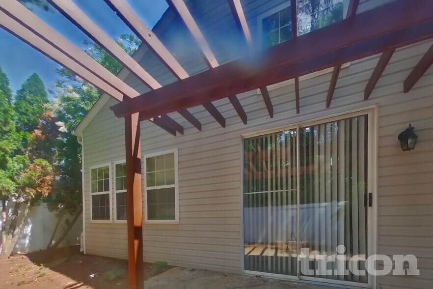Building Photo - 102 W Oaks Pl