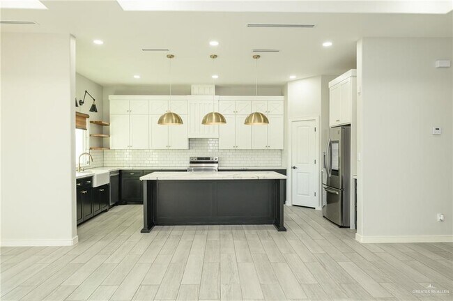 Building Photo - 38 N Queen Palm