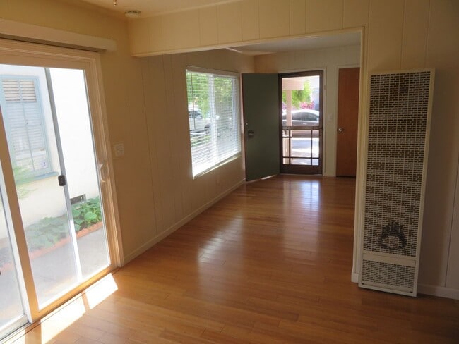Building Photo - 2 bed 1 bath house in the Capitola jewel box