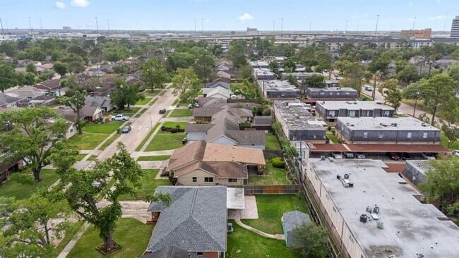 Building Photo - 2407 Willowby Dr