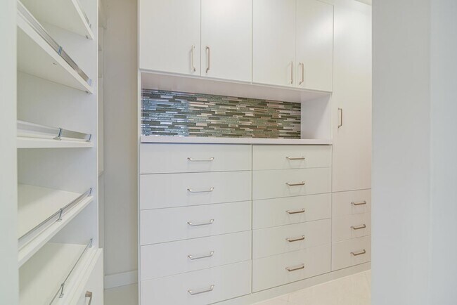 Building Photo - 100 SE 5th Ave