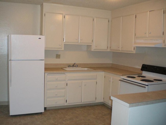 Spacious Kitchen - Lake Crest Apartments