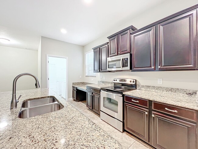 Building Photo - 6 BEDROOM 3 BATHROOM TWO STORY HOME ON IND...