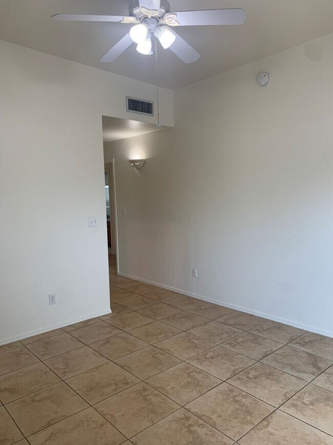 Building Photo - 9109 E Esperanza Dr