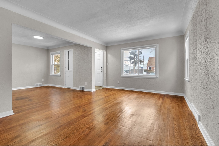 Building Photo - This beautifully updated 3-bedroom, 1-bath single-family home is ready for move-in!