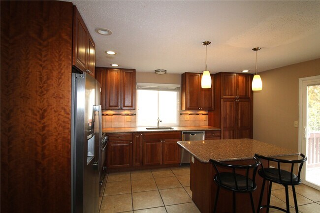 Building Photo - 736 Henry Ave