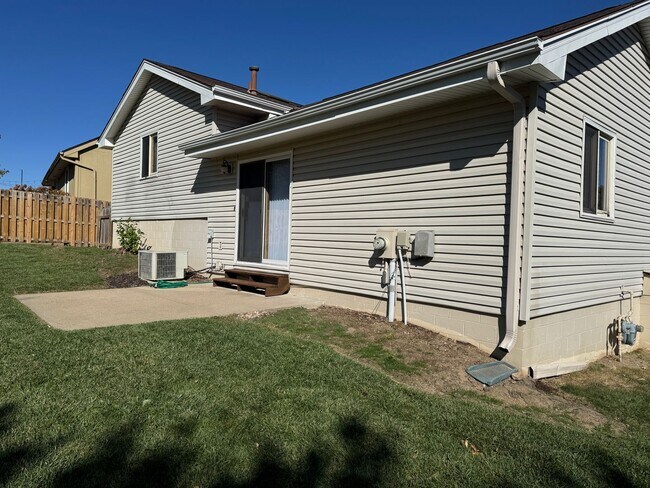 Building Photo - Omaha Rental Home Offering Modern Updates & Comfortable Living!