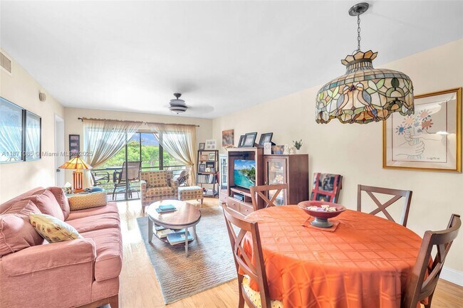 Building Photo - 2311 S Cypress Bend Dr