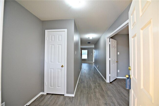 Building Photo - 802 Rubles Ct