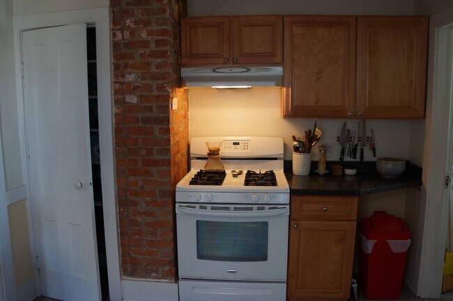 Building Photo - 2 Bedroom 2nd Floor Apartment South Wedge ...