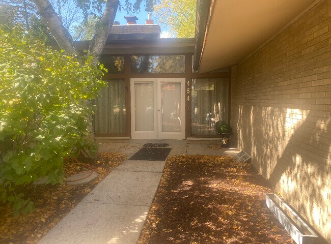 Building Photo - 454 E Fox Dale Ct