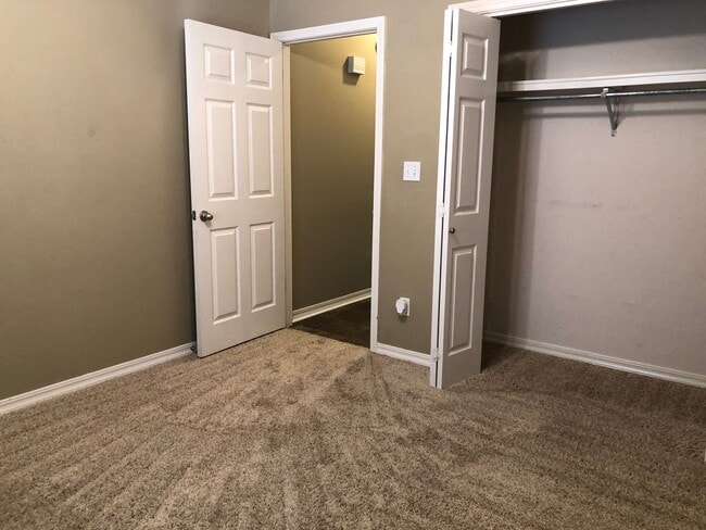 Building Photo - Large Lot Close to to Barksdale Air Force Base w/POOL!!