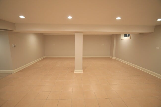 Building Photo - 23W050 Hackberry Dr