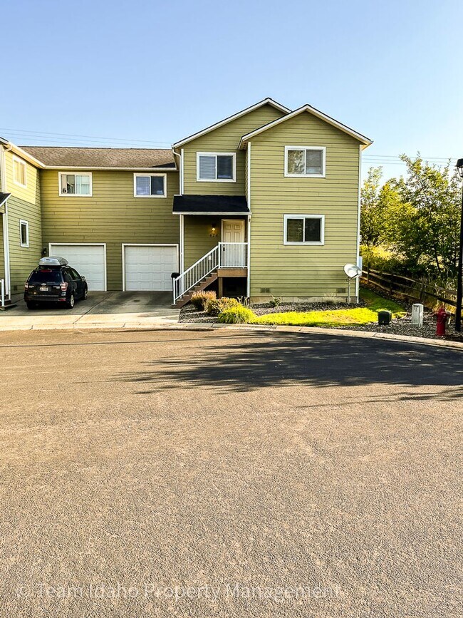 Building Photo - Beautiful 4 bedroom 3 bath townhouse w/att...