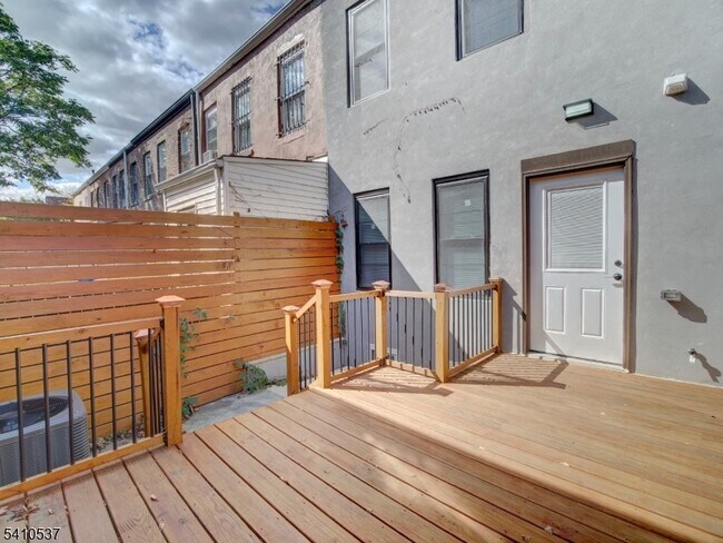 Building Photo - 16 Eagles St