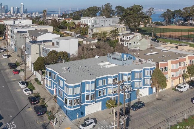 Building Photo - 999 Wisconsin St