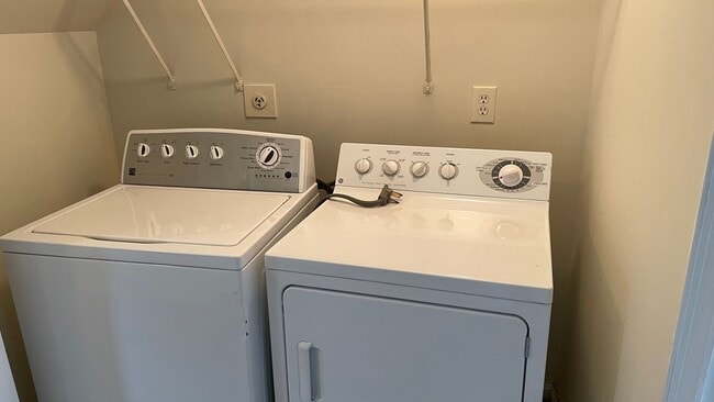 Building Photo - End Unit Townhouse in North Stafford