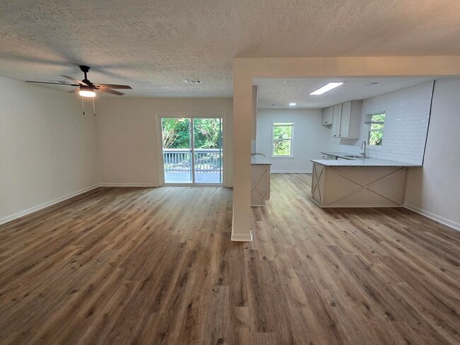 Building Photo - 469 Lawrence Dr