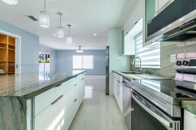 Building Photo - 3425 SW 69th Ave