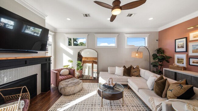 Building Photo - 117 W 13th St