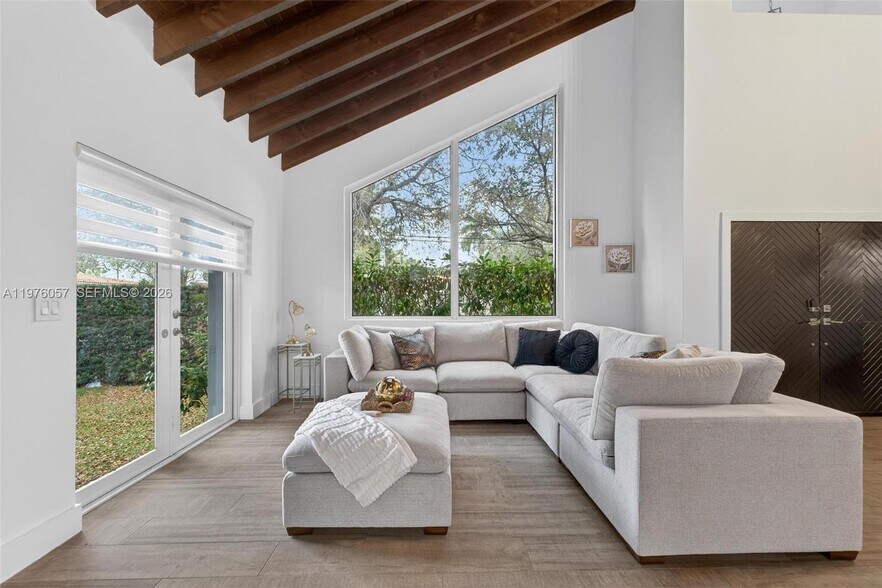 Building Photo - 3231 Salzedo St