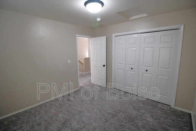 Building Photo - 633 W Idaho Ave