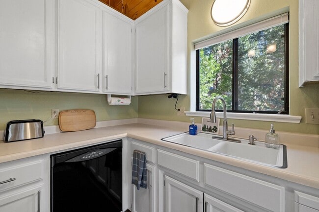 Building Photo - Fully Furnished 3 Bedroom Retreat in the P...