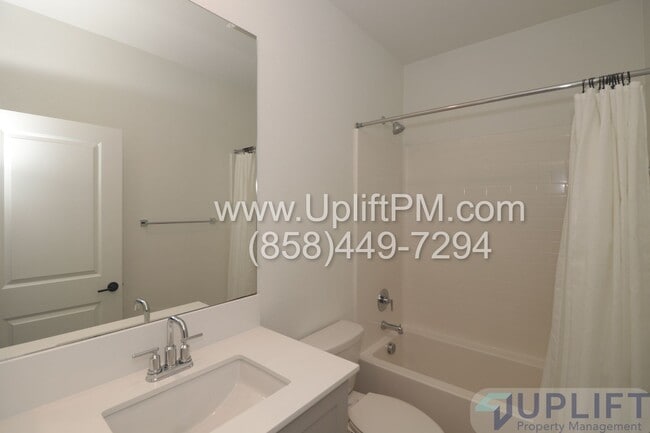 Building Photo - 4 Bed 3.5 Bath Townhome in Chula Vista w/ Washer/Dryer and 2-Car Garage