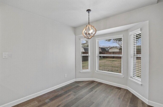 Building Photo - 324 Sioux St