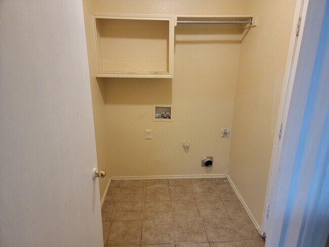 Building Photo - 1716 Country Crest Ln