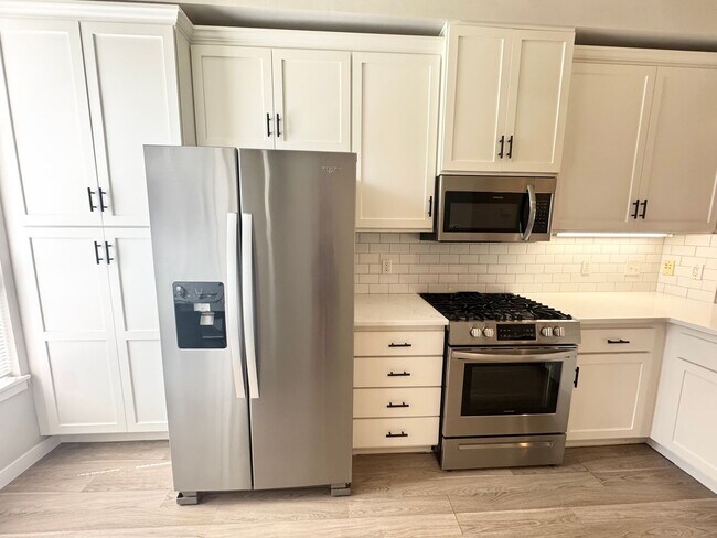 Building Photo - Spacious is Aqua Highlands one bedroom plu...