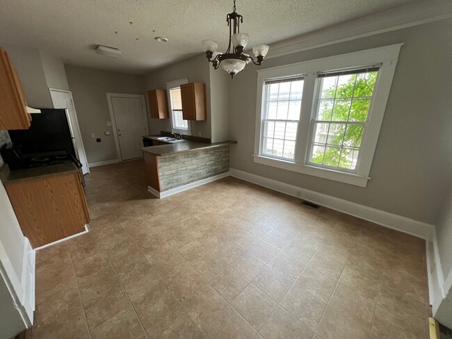 Building Photo - 319 S Hampton Dr